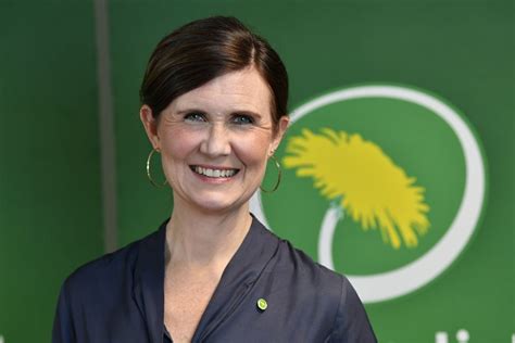 Since may 2019, she is the party's secretary. Analys: Stenevi ändrar inte kursen för MP