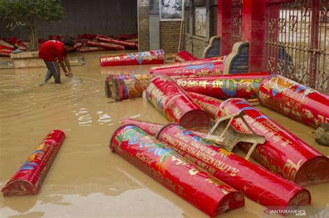 Banjir Luapan Sungai Citarum Di Karawang Berangsur Surut Antara News