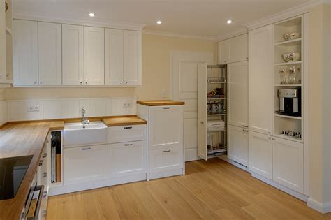 Landhaus bauernschrank dielenschrank antik stil schrank bemalt creme weiß gold. Landhausküche | Tischlerei Pfaar