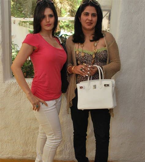 mummi daddy actress zarine khan looks sexy in pink t shirt