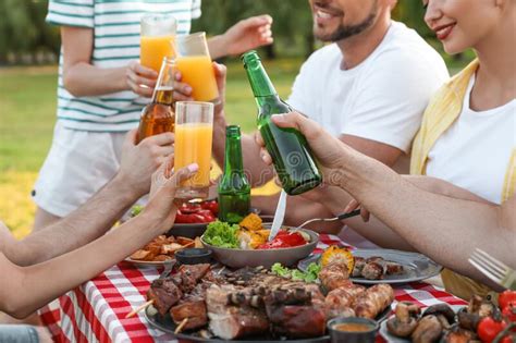 Amigos Felices Con Bebidas Y Comida En La Fiesta De Barbacoa En El Armario Del Parque Foto De