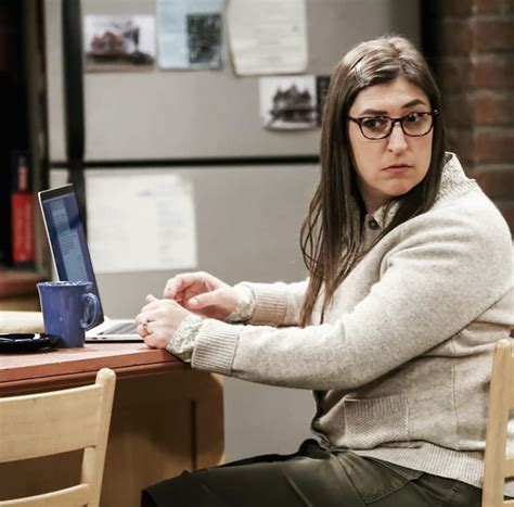 The Big Bang Theory Amy Sembra Unaltra Capelli Cortissimi E Foto