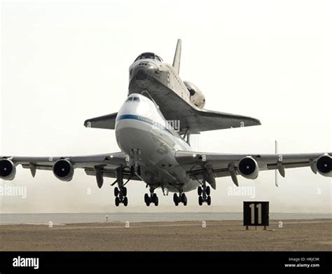 747 Carrying Space Shuttle Stock Photo Alamy