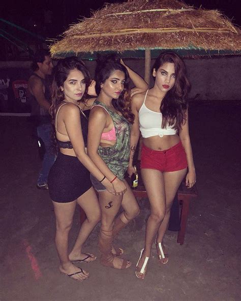 Mumbai Model Purbasha Das Latest Hot And Sexy Cleavage Photos