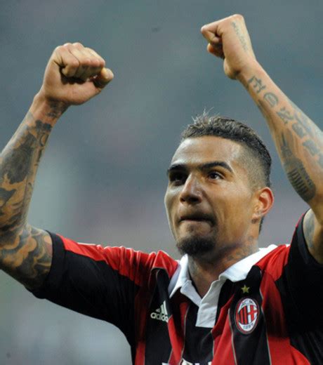 His father, prince boateng, sr., left ghana in 1981 hoping for an opportunity in germany, where he wished to check administration, but was boateng has twenty six tattoos. Photo : Kevin Prince Boateng: son tattoo micro sur le bras