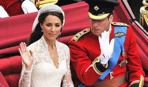 Duchess of cambridge shows her support in the colours of the england strip as she dons red £59.99 zara blazer and white top for clash kate, 39, was joined at wembley by her eldest son prince george, seven, and her husband prince william, 39. książę William chciał odwołać ślub z Kate Middleton? | Viva.pl