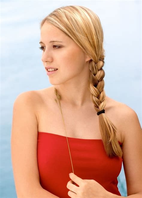 25 Perfect Hairstyles For Strapless Dresses 2022 Trends Hairstyle Camp