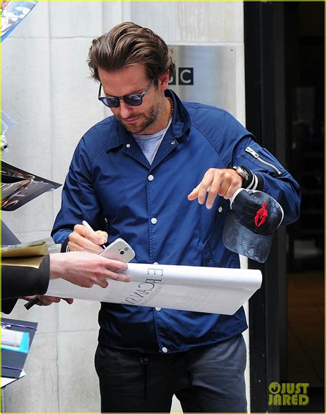 Bradley Cooper Emma Stone Say Aloha In London Photo