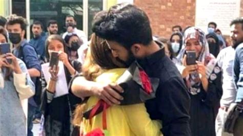 یونیورسٹی آف لاہور لڑکی کی مجمعے کے سامنے لڑکے کو شادی کی پیشکش، سوشل میڈیا پر دلچسپ تبصرے