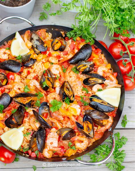 Paella has bits of everything i love: Paella met garnalen | BBQ Recept | Betty's Kitchen