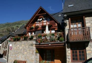 La casa rural lagun etxea, consta de dos plantas, y dispone de seis habitaciones, todas ellas equipadas con baño, un amplio comedor y dos terrazas. 21 Casas Rurales en Valle de Arán - CasasRurales.net