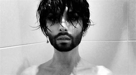 Después De Presentar Eurovisión 2015 Conchita Wurst Se Desnuda En La Ducha Formulatv