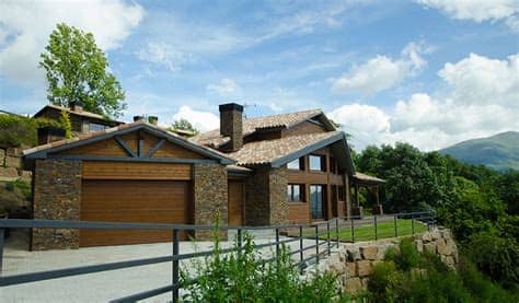 En casas de madera prefabricadas carbonell, tenemos casas de diferentes características y precios, económicas que montamos, fabricamos y vendemos para todo el territorio nacional, francia, y portugal. Casas de piedra y madera - Canexel