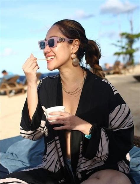Beautiful Portrait Of Bunga Citra Lestari Vacationing At The Beach Hot Mom Shows Off Body Goals