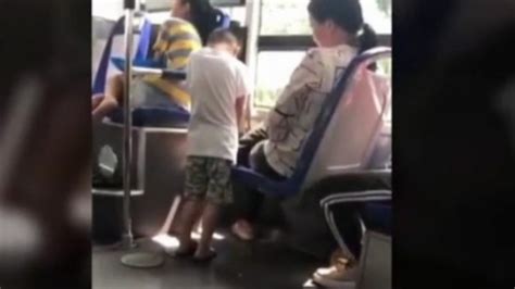 Viral Bocah Pipis Di Dalam Bus Kota Netizen Jengkel Ibunya Diam Saja