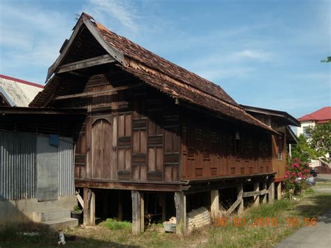 Mencintai segala kekurangan yang ada pada diri seseorang akan lebih baik daripada mencintai kelebihannya. Decorative Element: Rumah Kelantan Vs Rumah Terengganu