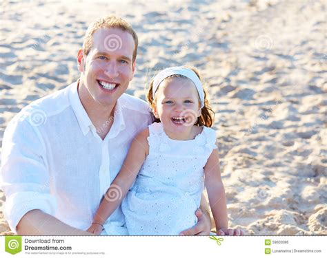 El Padre Y La Hija En La Playa Enarenan Juntos Foto De
