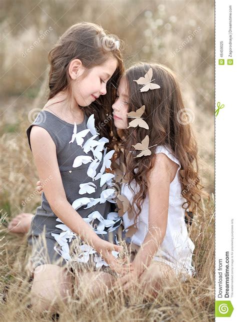 Verticale De Deux Petites Filles Image Stock Image Du Tendresse Robe