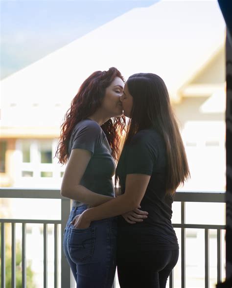 lesbian couple kiss lesbian couple kissing couples lesbian