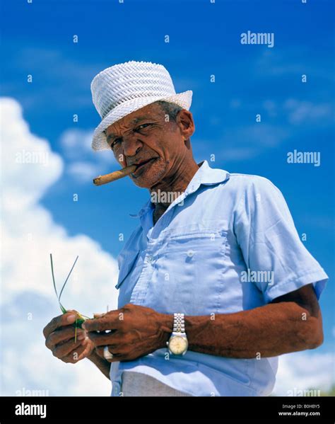 Viejos Hombres Cubanos Fuman Cigarros Fotografías E Imágenes De Alta