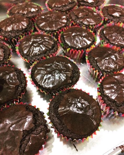 Line your brownie pan with tin foil and coat with crisco, butter, or pam. Resepi Mini Brownies Yang Tersangat Mudah. 'Crunchy' Di Luar, 'Moist' Di Dalam