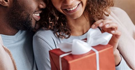 Are traditional or modern anniversary gifts better? Anniversary Gifts By Year: Traditional and Modern Themes
