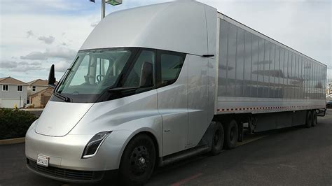 Driving out of the trailer being hauled by the new truck on stage was a $200,000 new tesla roadster, claimed to be the world's fastest production car. Tesla Semi - Wikipedia, la enciclopedia libre