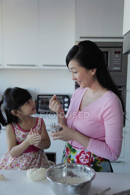 Mother Teaching Daughter Cooking — Asian Casual Stock Photo 138843050