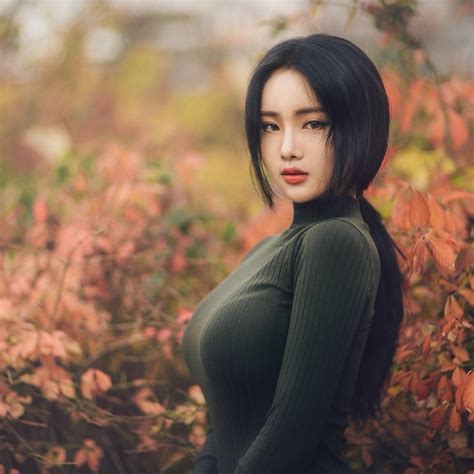 7 Potret Ji Seong Model Seksi Korea Yang Lagi Viral