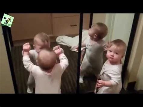 Bebês se olhando no espelho YouTube