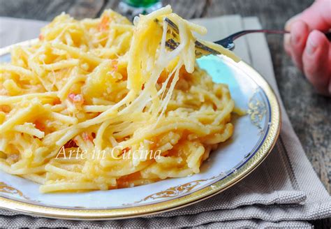 La pasta e patate al forno con provola è un primo piatto della tradizione napoletana. Pasta e patate con provola napoletana | Ricette facili ...