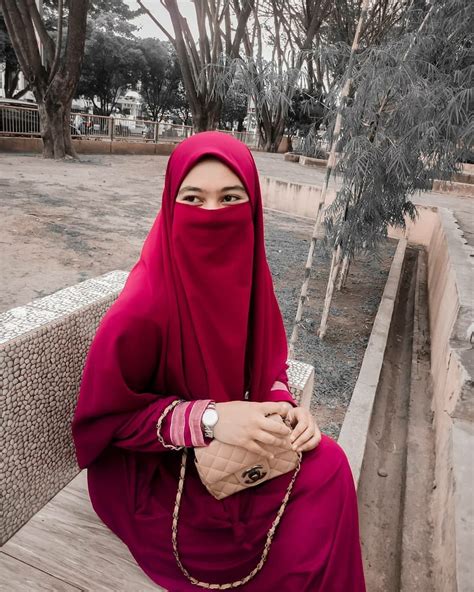 Red Cadar Hijab Di 2020 Hijab Chic Gaya Berpakaian Model Pakaian