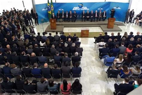 Temer Dá Posse A Novos Ministros E Vê Brasil No Rumo Certo