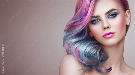 Foto De Beauty Fashion Model Girl With Colorful Dyed Hair Girl With