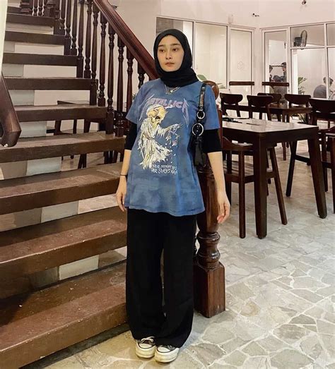 10 Inspirasi Ootd Hijab Kaos Lengan Pendek Ala Dezziya Astrina
