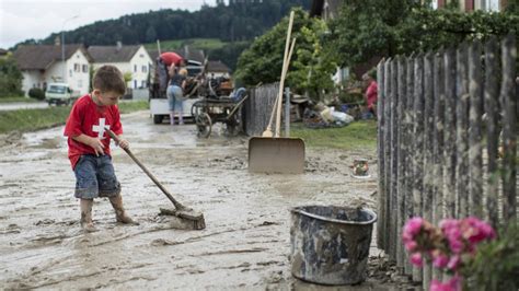 Überflutung größerer flächen und überflutung einzelner grundstücke, straßen und keller möglich. Hochwasser kosten Schweiz Dutzende Millionen ...