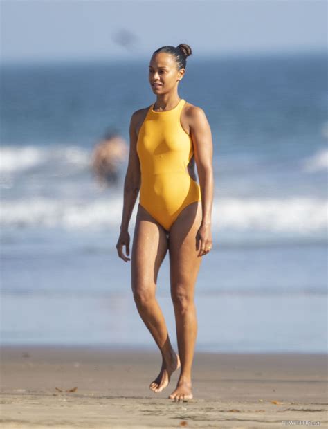 Zoe Saldana Relaxing In Tight Swimsuit On A Beach Playcelebs Net