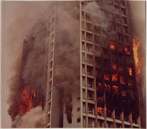 Durante Um Incendio Em Um Edificio Residencial Os Bombeiros Utilizaram