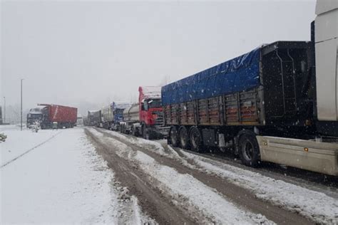 Tir'lardan birisinin sürücüsü hurdaya dönen araçta sıkıştı. Bursa'da Mezitler yoğun kar yağışı sebebiyle ulaşıma ...