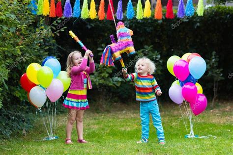 Niños Jugando Con Piñata De Cumpleaños 2022
