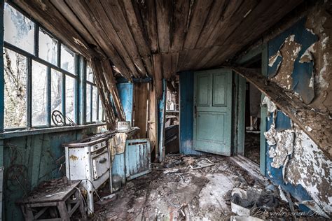 Czarnobyl), is a partially abandoned city in the chernobyl exclusion zone, situated in the ivankiv raion of northern kyiv oblast, ukraine.chernobyl is about 90 kilometres (60 mi) north of kyiv, and. Tschernobyl - Die Häuser am Strassenrand - Die verlassenen ...