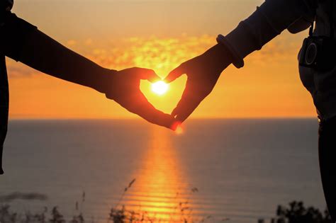 Jatuh Cinta dengan Teman Sendiri: Apakah Ini Mungkin? | KASKUS