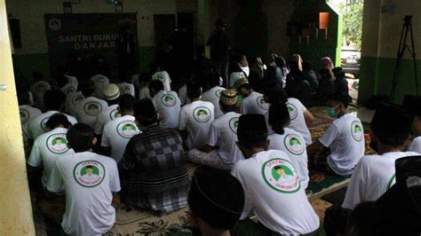 Silaturahmi Ke Pesantren Al Firdaus Santri Dukung Ganjar Lampung Bagikan Paket Sembako
