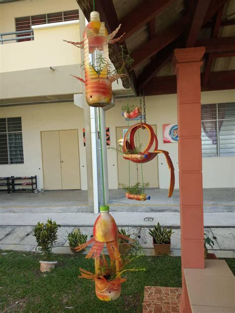 Murid itu menerima hadiah daripada guru besar. PROJEK PASU BUNGA GANTONG DARI BOTOL PLASTIK ~ KOLEJ ...