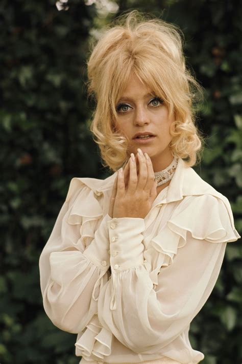 At 71 Goldie Hawn Has Never Been More Fashionable Famous Blondes Goldie Hawn Goldie Hawn Young