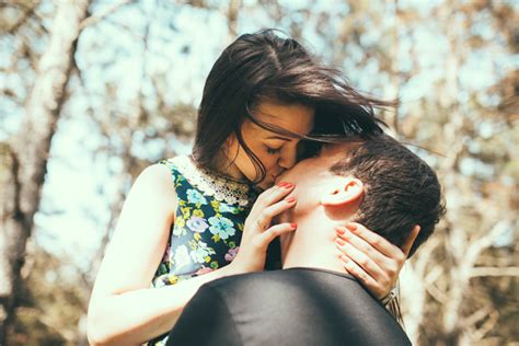 3 Ways To Tongue Kiss And Arouse Him In Seconds