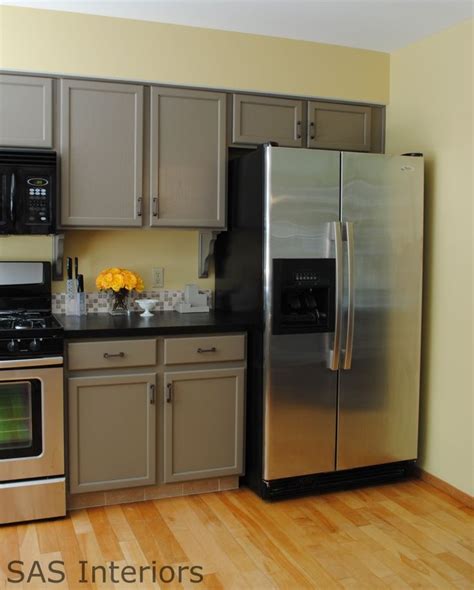 Explore these kitchen cabinet paint color combinations to freshen up your cooking space. kitche re-do - with countertops redone. I love everything ...