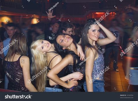 Three Girls Dancing Night Disco Other Foto De Stock 14165554 Shutterstock