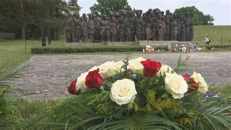 Česko si připomnělo 81 výročí vyhlazení Lidic nacisty Památku uctil i