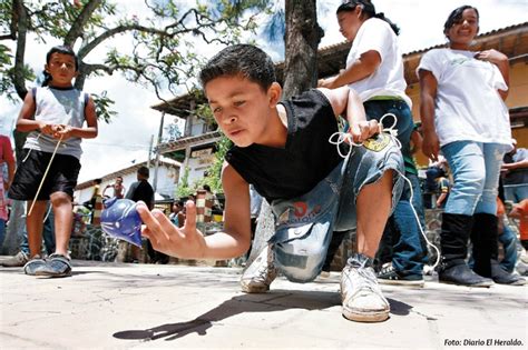 Que se realizan sin ayuda de juguetes tecnológicamente complejos, sino con el propio cuerpo o con recursos fácilmente disponibles en la naturaleza. Juegos tradicionales de Honduras